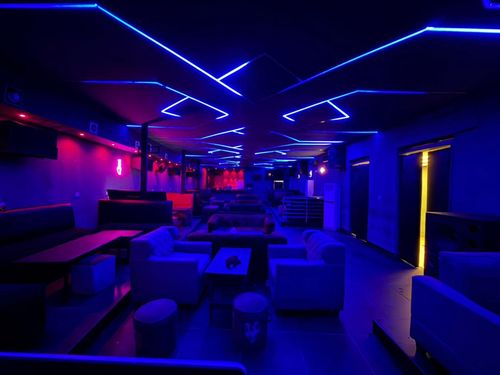 Salle du City Royal en bleu, lignes LED géométriques au plafond