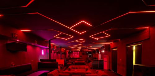 Le City Royal en rouge, plafond lumineux et banquettes
