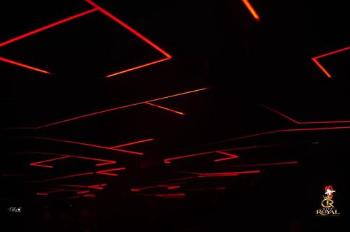 Détail du plafond LED du City Royal, motifs rouges sur fond noir