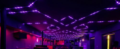 Plafond LED violet et allée centrale du City Royal