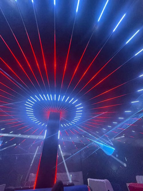 Canopée LED radiale du Saala Lounge, faisceaux rouges et bleus