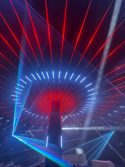Canopée LED et faisceaux croisés au Saala Lounge de Labé