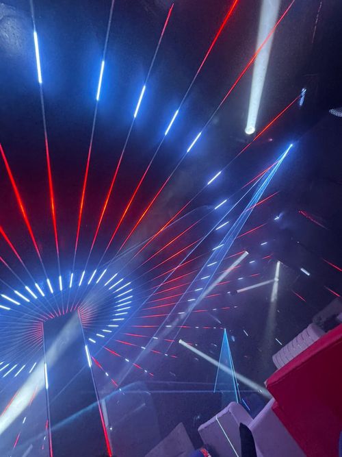 Faisceaux bleus et rouges sous la canopée du Saala Lounge