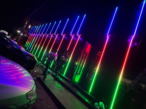 Rampe de tubes LED multicolores à l'entrée du Saala Lounge