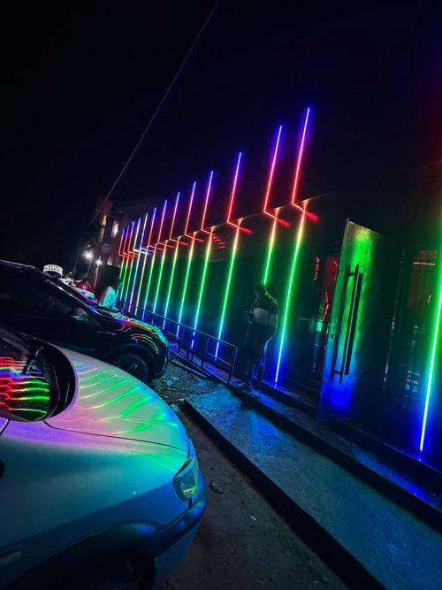 Tubes LED arc-en-ciel éclairant la terrasse du Saala Lounge