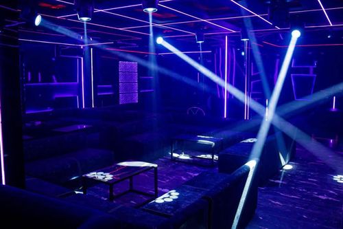 Faisceaux croisés et carré lumineux au Sky
