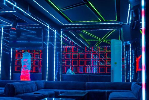 Salle du Sky en bleu et vert, murs LED et banquettes