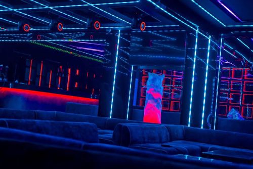 Grille LED bleue et banquettes du Sky