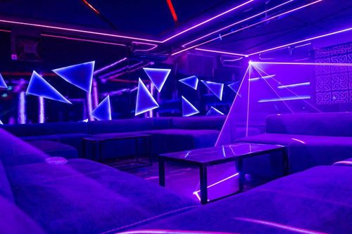 Décors LED géométriques bleus au-dessus de la piste du Sky
