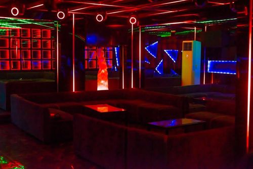 Le Sky en rouge, panneaux LED et carré VIP